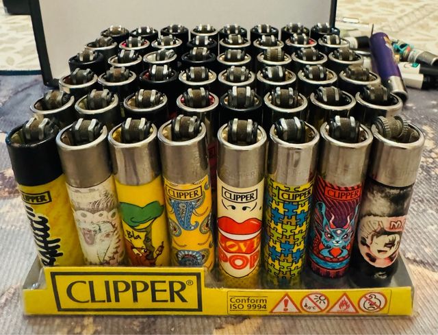 Lote de 48 isqueiros Clipper variados