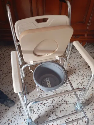 Silla ducha WC con reposapiés abatible.