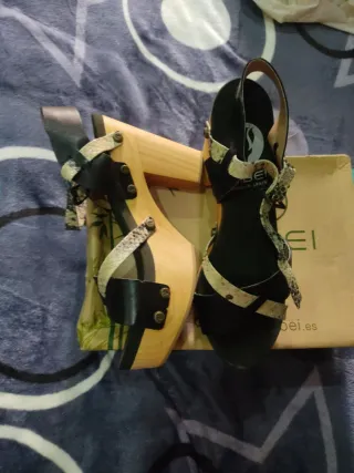 Sandalias kibei  Beige y Negras tacón alto madera