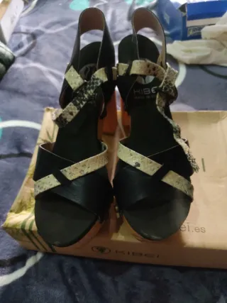 Sandalias kibei  Beige y Negras tacón alto madera