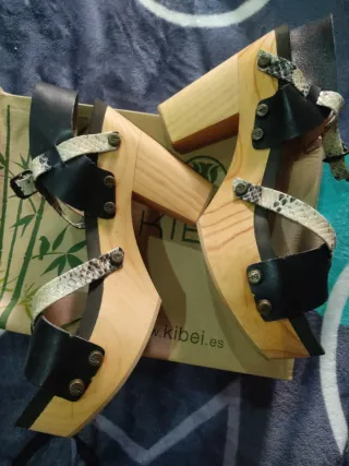 Sandalias kibei  Beige y Negras tacón alto madera