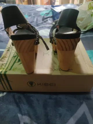 Sandalias kibei  Beige y Negras tacón alto madera