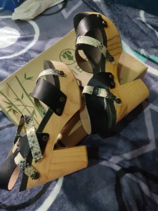 Sandalias kibei  Beige y Negras tacón alto madera