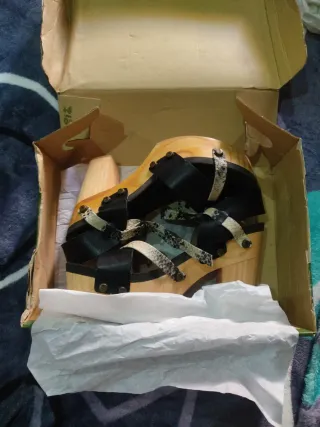 Sandalias kibei  Beige y Negras tacón alto madera