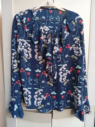 Camisa floreada azul con volantes