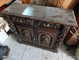 Mueble vintage de madera tallada