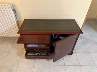 Mobile in piuma di mogano con piano in pelle