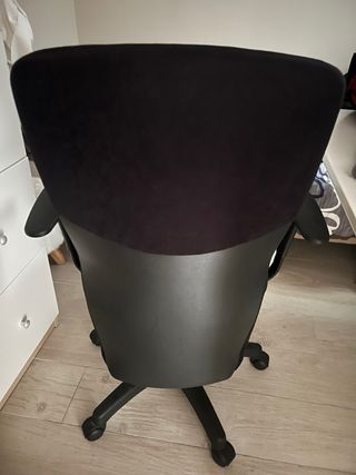 Silla de oficina/estudio ergonómica negra.