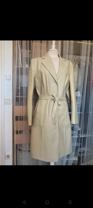 Abrigo piel sintética beige