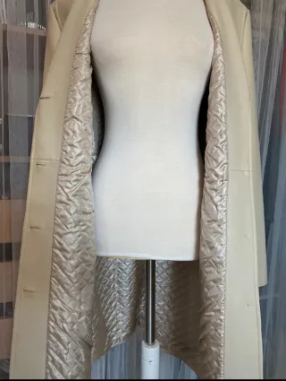 Abrigo piel sintética beige