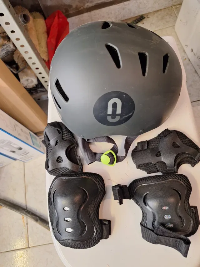 Casco y protecciones patinaje
