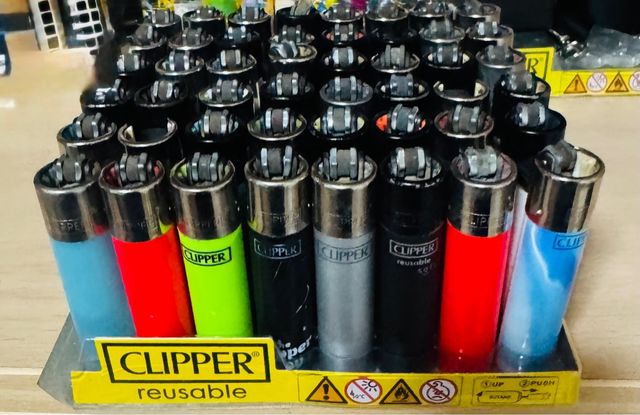 Lote de 48 isqueiros Clipper variados