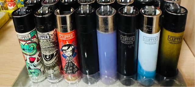 Lote de 48 isqueiros Clipper variados