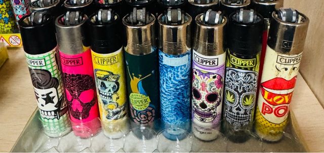 Lote de 48 isqueiros Clipper variados