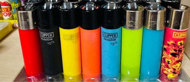 Lote de 48 isqueiros Clipper variados