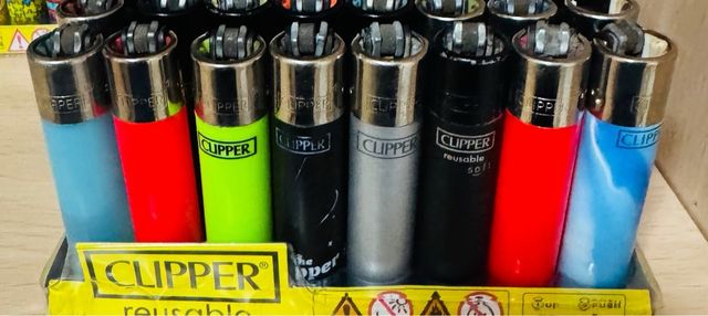 Lote de 48 isqueiros Clipper variados