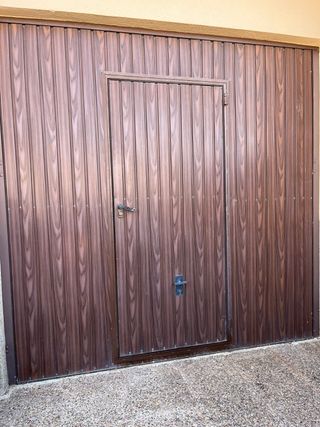 Portones de garaje, con puerta .