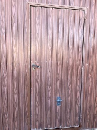 Portones de garaje, con puerta .