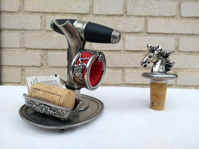 Set accessori in peltro per vino con design elegante