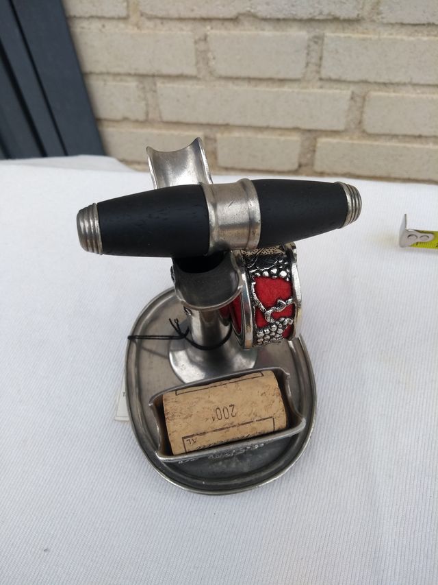 Set accessori in peltro per vino con design elegante