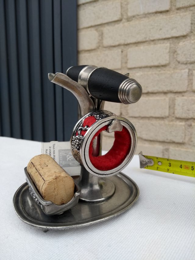 Set accessori in peltro per vino con design elegante