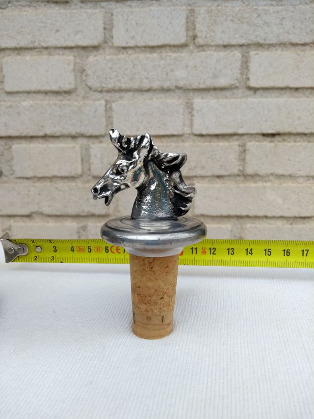 Set accessori in peltro per vino con design elegante