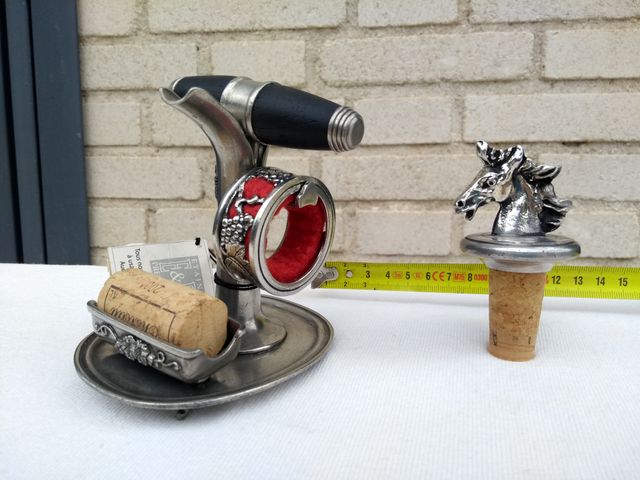 Set accessori in peltro per vino con design elegante