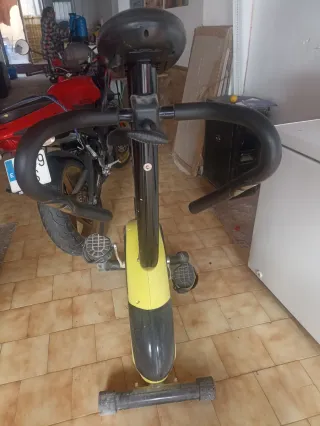 Bicicleta Estática Amarilla