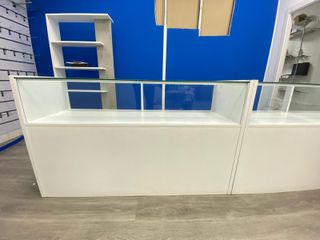 Mostrador de tienda blanco y cristal