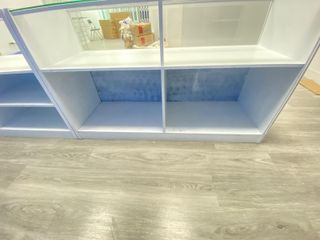 Mostrador de tienda blanco y cristal