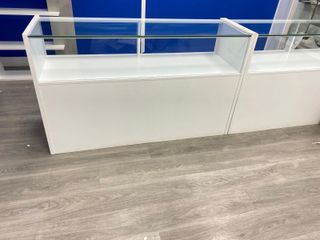 Mostrador de tienda blanco y cristal