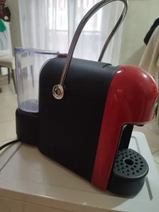 Macchina caffè Lavazza A Modo Mio rossa