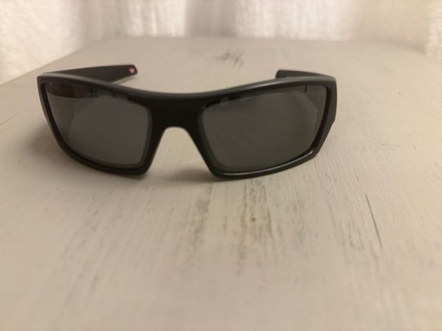 Gafas de sol Oakley negras y grises