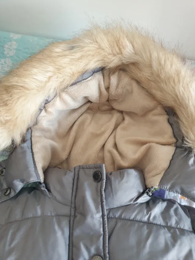 Cappotto grigio con cappuccio per 7 anni