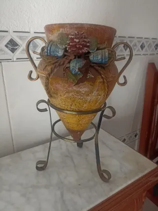 Jarrón de cerámica con soporte