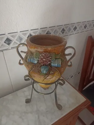 Jarrón de cerámica con soporte