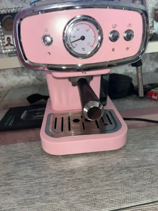 Cafetera rosa estilo retro