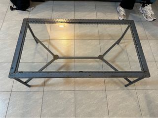 Tavolino in ferro battuto con piano in vetro