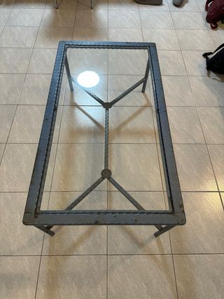 Tavolino in ferro battuto con piano in vetro
