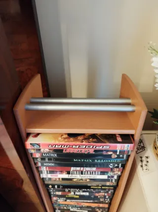 Torre para CDs/DVDs.