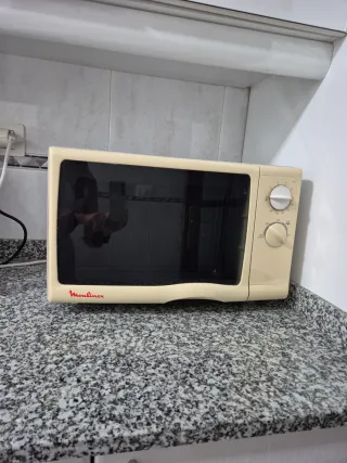 Microondas Moulinex Beige y blanco.
