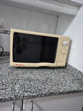 Microondas Moulinex Beige y blanco.