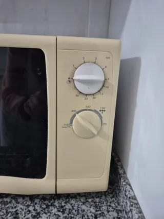 Microondas Moulinex Beige y blanco.