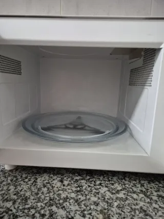 Microondas Moulinex Beige y blanco.