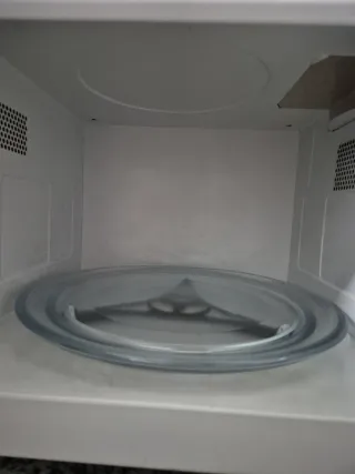 Microondas Moulinex Beige y blanco.