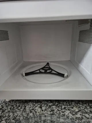 Microondas Moulinex Beige y blanco.