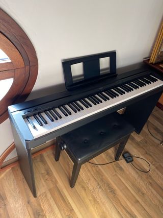 Piano Yamaha con mueble y banqueta