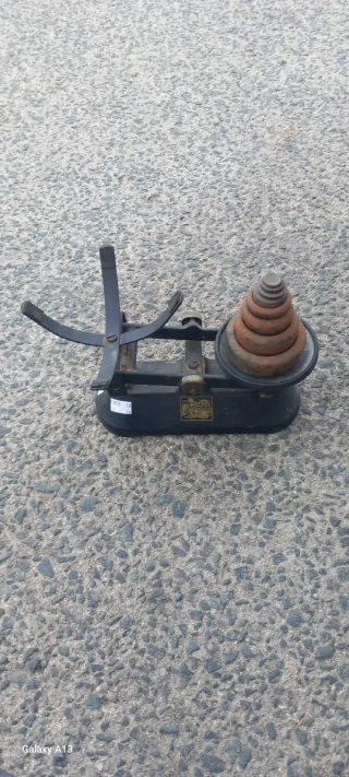 Balanza antigua con pesas