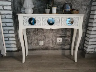 Consola bianca e argento per ingresso