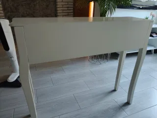 Consola bianca e argento per ingresso